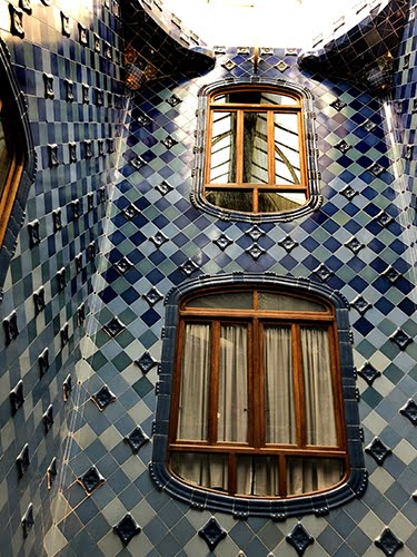 Antoni Gaudí, Casa Batlló, Barcelona, interior, central light-well/court. 