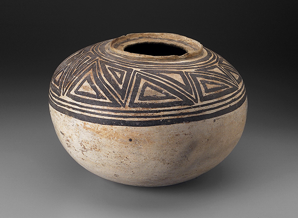 Earthenware jar from the Casas Grandes culture (1350–1450). Round ceramic form with triangle designs on the top third around the rim of the jar.