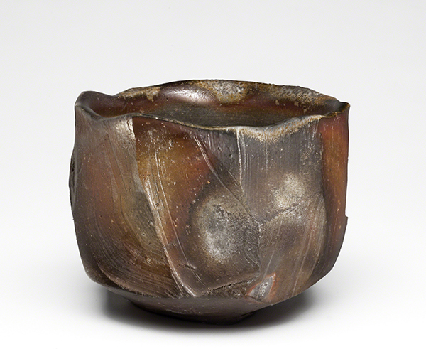 Bizen ware tea bowl by Hisamoto Kōichi (2008). Ceramic tea bowl with hard, dark brown surface and unglazed texture.