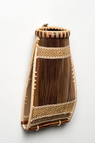 Kosuge Hōunsai Kōgetsu (born 1932), Hanging flower basket with comb pattern (kushime), 2005. 