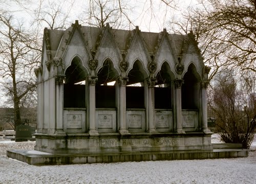 McKim, Mead, and White (firm operated 1880–1961, New York), Honore Family Tomb, Graceland Cemetery, Chicago, probably 1918. 