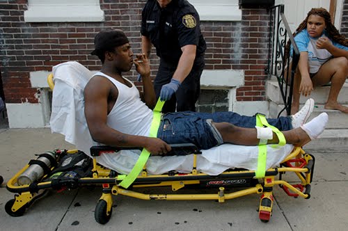 Zoe Strauss (born 1970, US), Gunshot in the Leg on Gurney, Philadelphia, 2007/2011. 