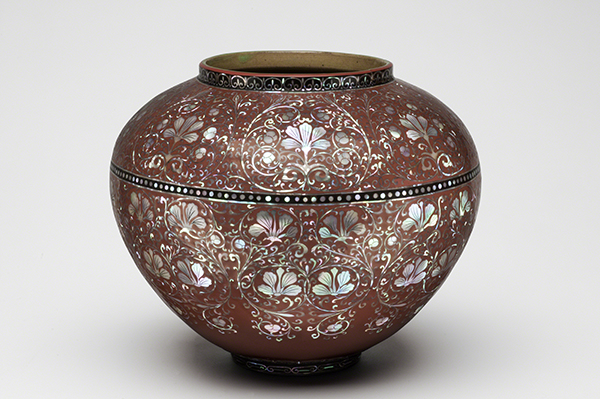 Lacquered ceramic vase with inlaid mother-of-pearl by Kim Bong-ryong (ca. 1960). Round vase with red-brown lacquer and floral mother-of-pearl inlay designs.